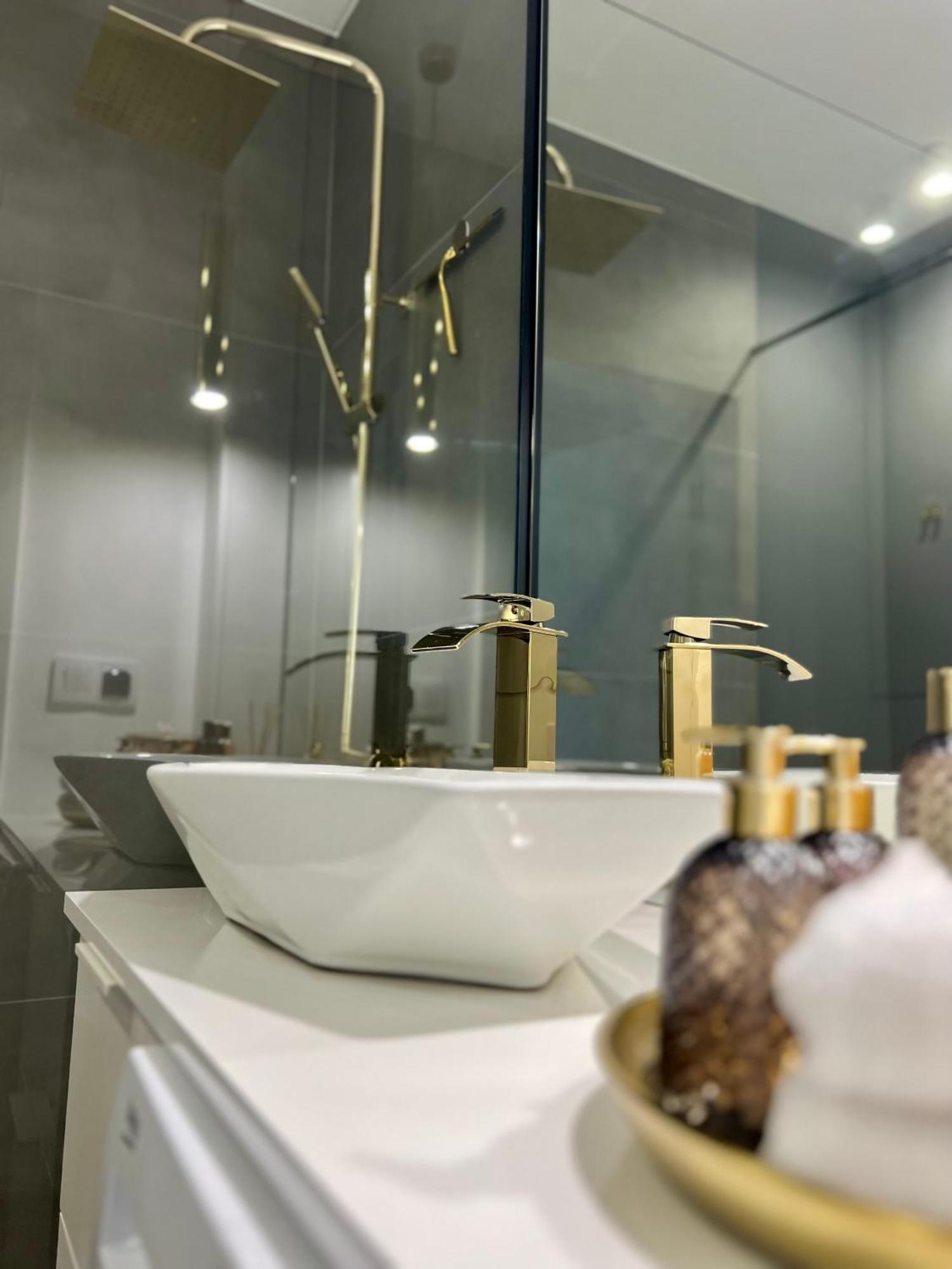 M&S Lux Apartments Kochanowskiego วูดช์ ภายนอก รูปภาพ
