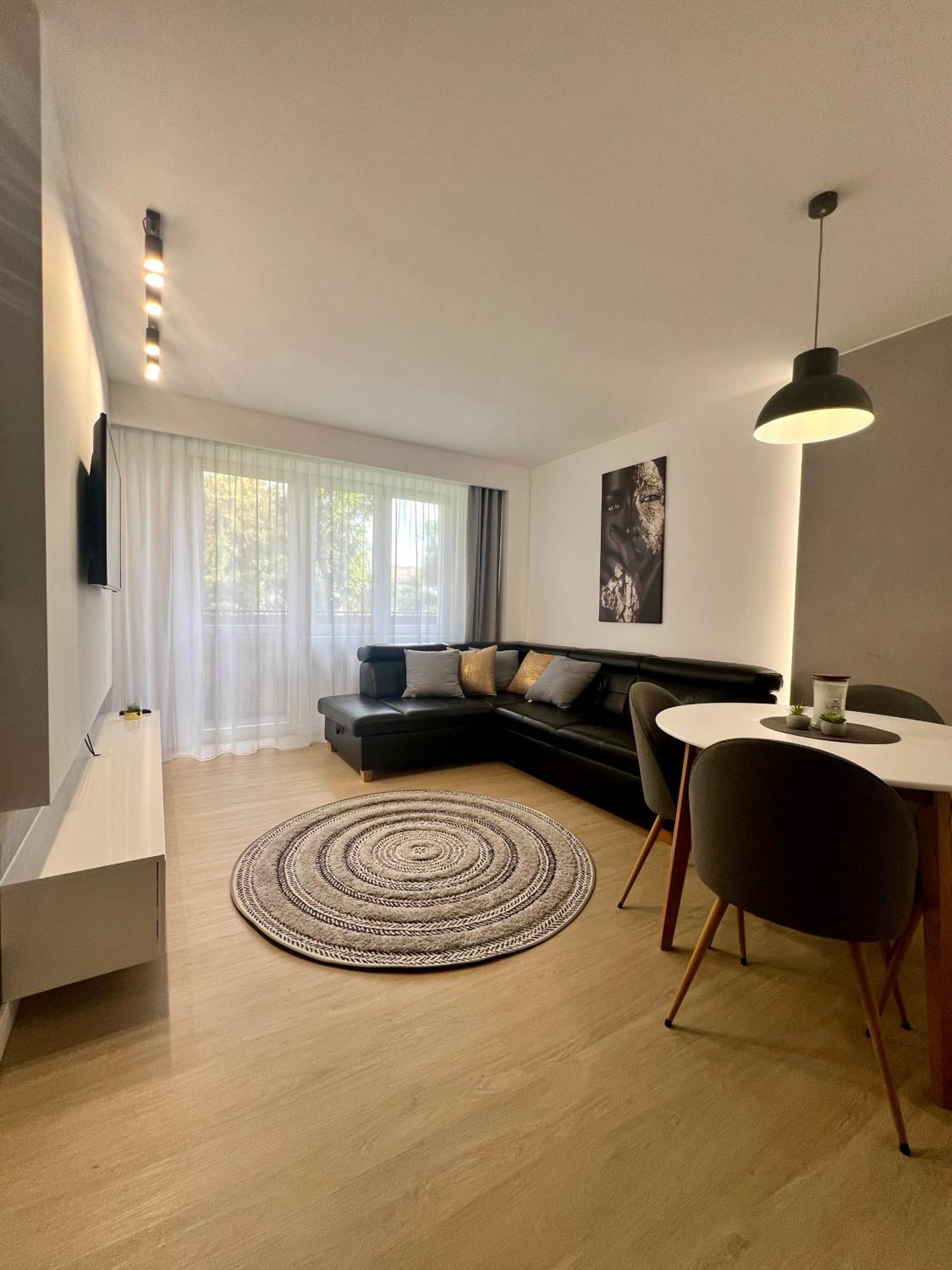 M&S Lux Apartments Kochanowskiego วูดช์ ภายนอก รูปภาพ